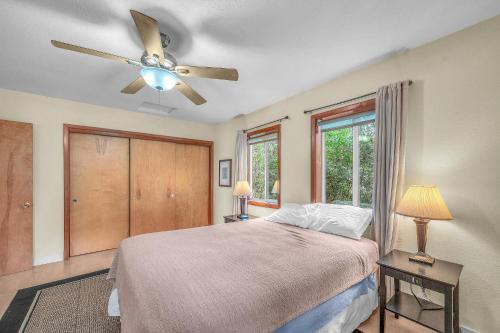 Breaking Waves Retreat by RedAwning – Depoe Bay, OR