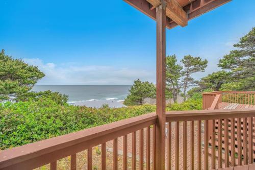 Breaking Waves Retreat by RedAwning – Depoe Bay, OR