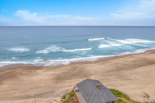 Breaking Waves Retreat by RedAwning – Depoe Bay, OR