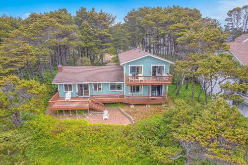 Breaking Waves Retreat by RedAwning – Depoe Bay, OR