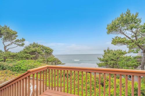 Breaking Waves Retreat by RedAwning – Depoe Bay, OR