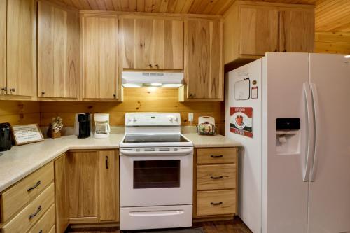 Peaceful Cabin with Deck 3 Mi to Little River Canyon - image 12