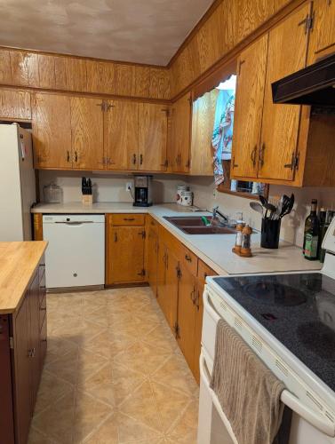 Hangout Haven - Soak, Play, Relax in Silsbee (TX)