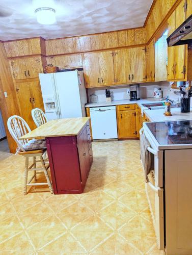 Hangout Haven - Soak, Play, Relax in Silsbee (TX)