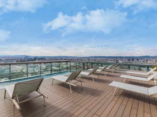 Penthouse Apartment with Rooftop Pool and Terrace City Views - image 13