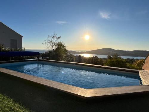 5-Bedroom Villa with Pool and Sunny Garden – khách sạn tại Antheor