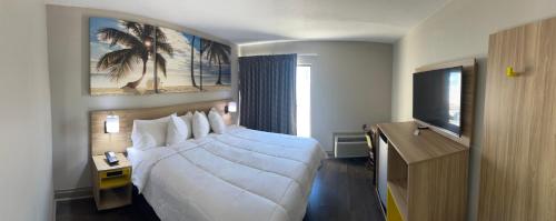 Days Inn & Suites by Wyndham Tampa/Fairground/Casino Area in Temple Terrace