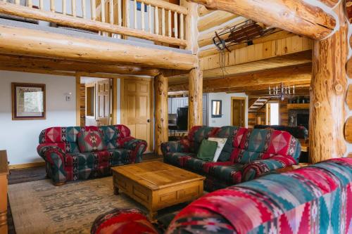 Silverthorne Cabin with Hot Tub and Forest Access – khách sạn tại Wildernest