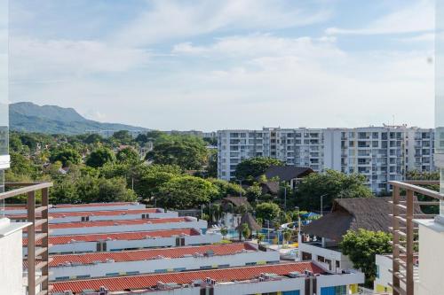 Cozy Immaculate Escape with Prime Luxury Location in 里卡奧特