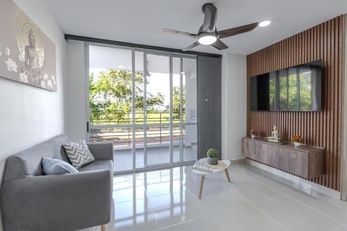 Cozy Immaculate Escape with Prime Luxury Location in 里卡奧特