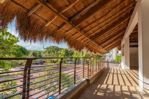 陽台/露台, Cozy Immaculate Escape with Prime Luxury Location in 里卡奧特