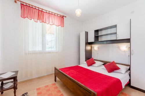Apartments by the sea Mirca Brac - 5613 - image 3