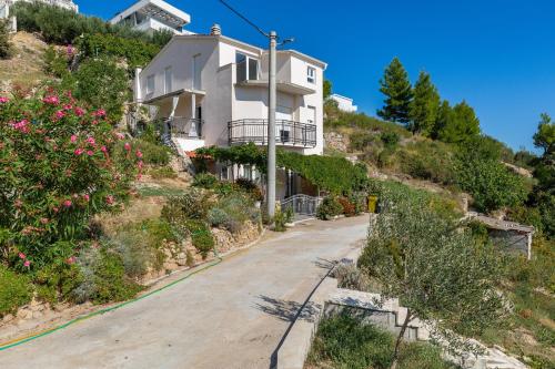 Apartments with parking space Zavode, Omis - 12075 – khách sạn tại Celina