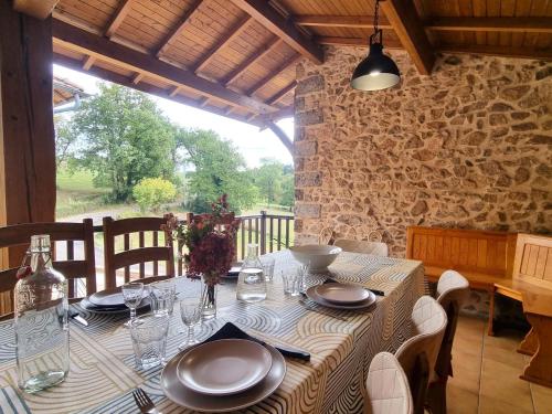 Gîte de deux maisons mitoyennes avec animaux admis, terrasse champêtre - FR-1-496-304 (Gite de deux maisons mitoyennes avec animaux admis, terrasse champetre - FR-1-496-304) in Belmont-de-la-Loire