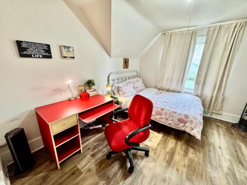 Private Room with Shared Amenities 10 Minutes to Airport and Walking Distance to Bus Station – khách sạn tại Rainier Valley