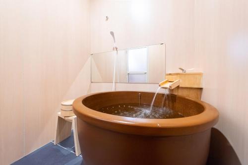 TAku 陶器のお風呂 旅の疲れを癒す新しいお部屋 USJまで10分 ベッド16台 6つの寝室