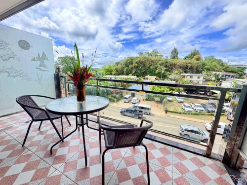 Crown Royale Hotel & Lounge - image 2