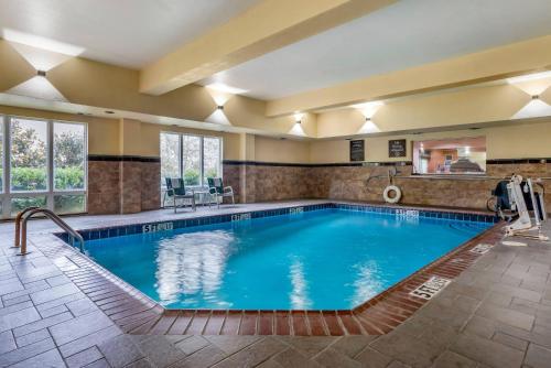 Kolam renang, Comfort Suites Vicksburg in Vicksburg (MS)