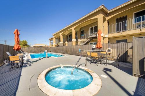 Úszómedence, Quality Inn & Suites Victorville - Hesperia in Hesperia