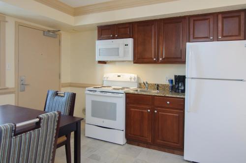 Efficiency with Two Queen Beds - Main Building & Pool View  image 5