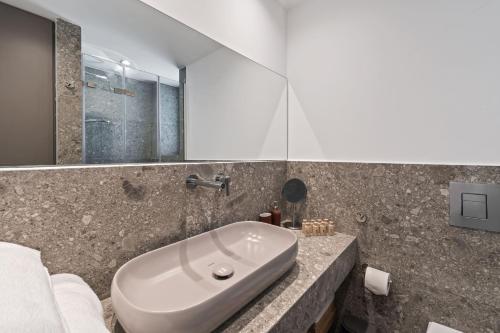 Ofi the Fourth - 2-BR Central Athens - image 2