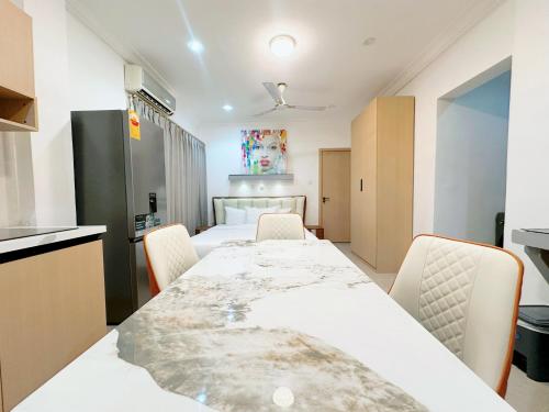 Golden Crystal Hotel in อัคครา