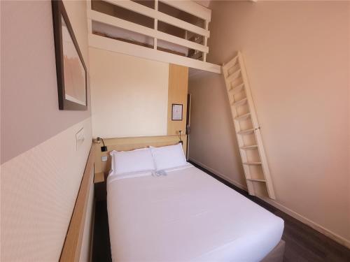 1 double bed, 2 twin beds