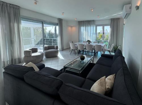 Elegant Coastal Villa With Ocean Views in Caesarea