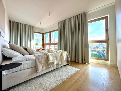Towarowa Towers Prestigious 4-Bedroom Apartment with Parking & AC by Renters Prestige