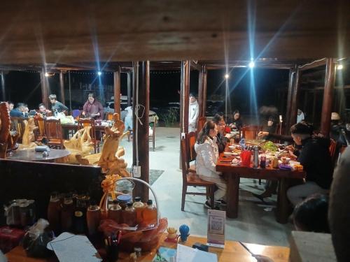 Restoran, Tày Homestay Pác Bó - Cao Bằng in Truong Ha