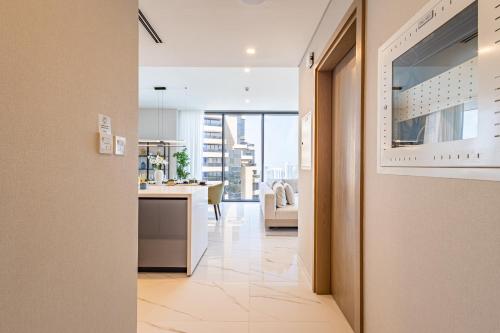 Liv Marina Panoramic 3BR with Palm & Sea View - main image