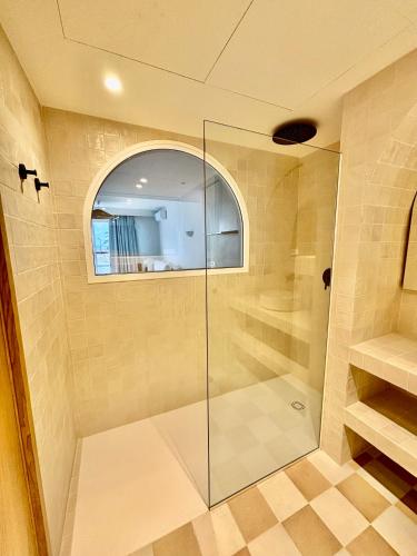 淋浴間, Neptuno Suites - Adults Only in 特吉塞海岸