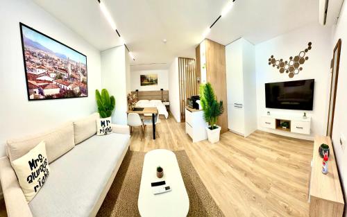 Lois Apartment, Tirana