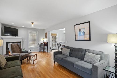 Modern Open Concept 4 Bed 2 5 Bath Mid to LongTerm Private Single Family Home - image 6