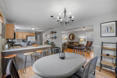 Modern Open Concept 4 Bed 2 5 Bath Mid to LongTerm Private Single Family Home - image 2