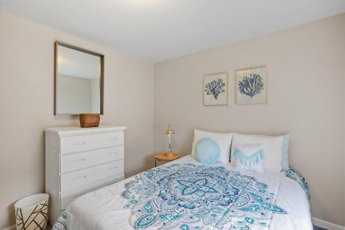 Modern Open Concept 4 Bed 2 5 Bath Mid to LongTerm Private Single Family Home - image 4