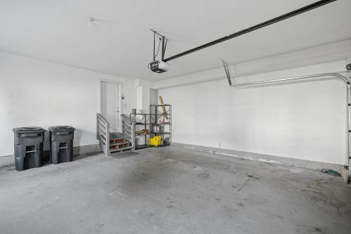Modern Open Concept 4 Bed 2 5 Bath Mid to LongTerm Private Single Family Home - image 3