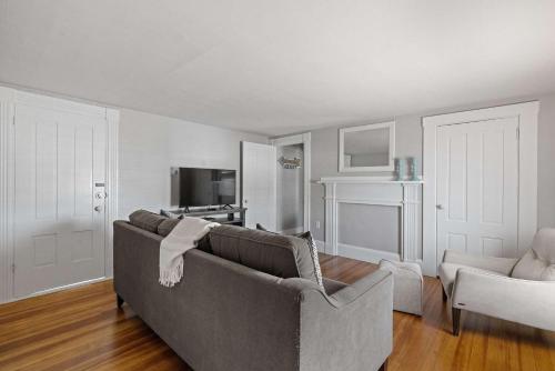 Exeter 2nd Floor 2 Bed 1 Bath- Pet Friendly - image 10