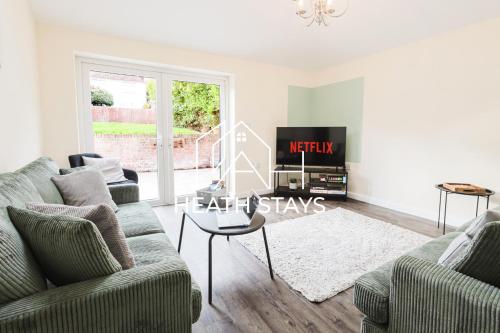 NEW! Large 5BR 3BA Home Leamington Spa Driveway Parking WI-FI – khách sạn tại Sydenham