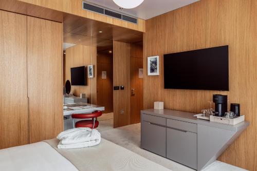 room detail thumbnail 2