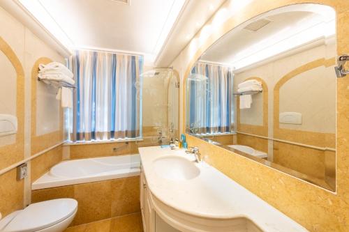 room detail thumbnail 2