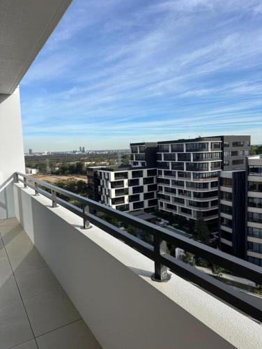 شرفة/ تراس, Spacious Melrose Park Apartment with Garden Views in Dundas Valley