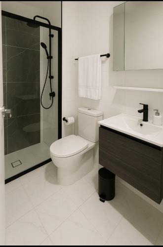 حمام, Spacious Melrose Park Apartment with Garden Views in Dundas Valley