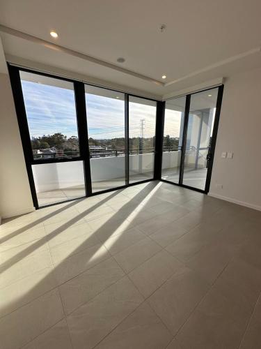 Spacious Melrose Park Apartment with Garden Views in Dundas Valley