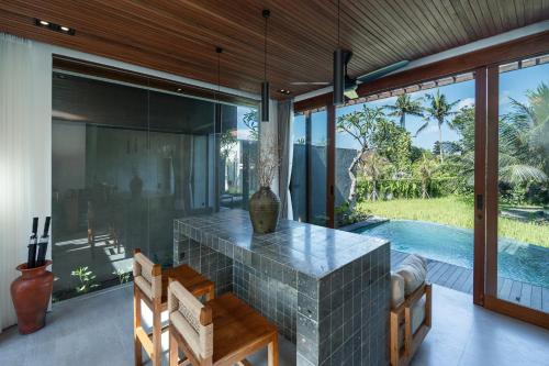 Queen at Gunung Sari – Ubud, CO