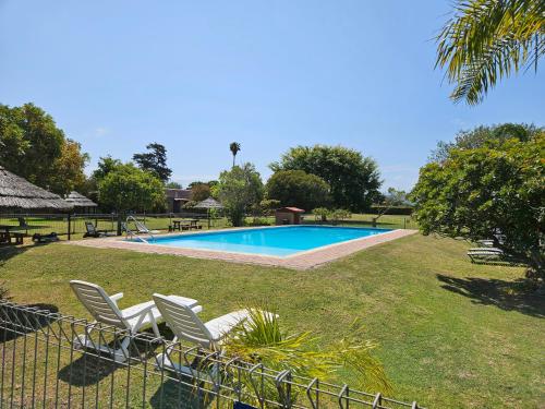 Tranquil Lake Escape - Modern Comfort & Nature in Brenton