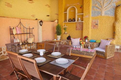 Kert, Beautiful Alamedas - el arte de descansar entre jardines y viñedos (Beautiful Alamedas - el arte de descansar entre jardines y vinedos) in Siete Iglesias De Trabancos