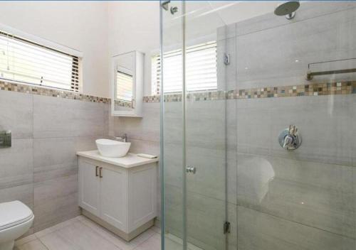 Tranquil Lake Escape - Modern Comfort & Nature in Brenton