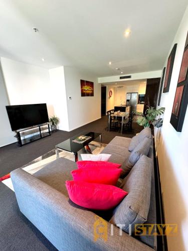 Perfectly Located Modern Apartment - Canberra CBD