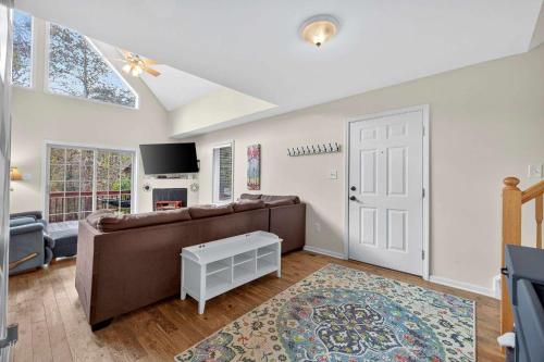 Wooded Cabin Escape w Fire Pit & Family Ready in Berkeley Springs (WV)